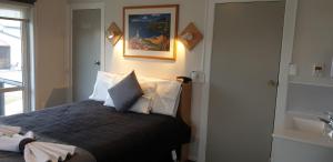 מיטה או מיטות בחדר ב-Barrington Motel Taupo