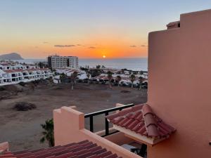 widok na ocean z balkonu ośrodka w obiekcie Vero House TERRAZA DE LA PAZ w San Miguel de Abona