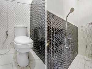 2 Bilder eines Badezimmers mit WC und Dusche in der Unterkunft SUPER OYO Flagship 90717 Hotel Kalimantan Surabaya in Surabaya