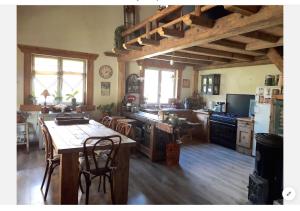 uma grande cozinha com uma mesa de madeira e uma sala de jantar em Casa Mia em Saint-Gervais-les-Bains