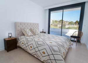 Postel nebo postele na pokoji v ubytování Villa moderne proche de la mer + 32 fotografií
