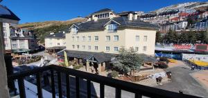 シエラネバダにあるIMEDA APARTAMENTO DORNAJOの黒屋根の白い大きな建物