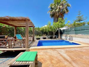 einen Pool mit einem hölzernen Pavillon und einem Pool in der Unterkunft Big Villa with Pool only 100m to AlcudiaBeach in Alcúdia