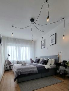 Posteľ alebo postele v izbe v ubytovaní Apartman H8