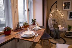 uma sala de jantar com uma mesa e uma cadeira em ⭑ Comfy VIP studio in the center with Netflix em Brno