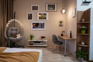 um quarto com uma cama, uma secretária e uma cadeira em ⭑ Comfy VIP studio in the center with Netflix em Brno