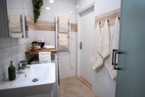 uma casa de banho com um lavatório e um espelho em ⭑ Comfy VIP studio in the center with Netflix em Brno