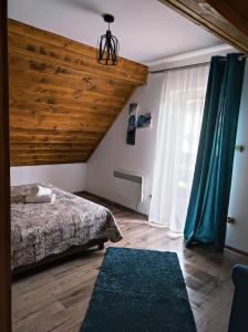 מיטה או מיטות בחדר ב-Gniewnik