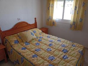 Un dormitorio con una cama con flores azules. en L'Apostille, en Mazarrón