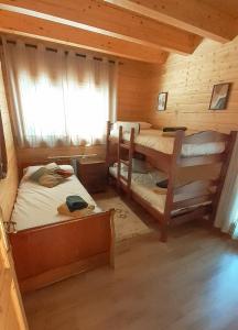 sypialnia z 2 łóżkami piętrowymi w kabinie w obiekcie Casa MARAVILLA 8 pax. Deporte y relax exclusivo! w mieście La Molina