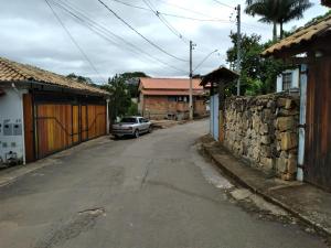 een lege straat met een auto in een dorp bij casa de mineiro in Tiradentes