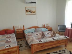 Posteľ alebo postele v izbe v ubytovaní Főnix Panzió