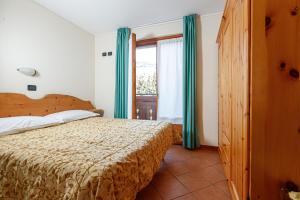 A bed or beds in a room at Hotel Villa Rina