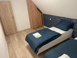 Una cama o camas en una habitación de Szarcówka