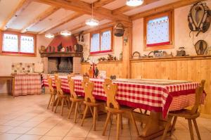 uma cozinha com mesa e cadeiras num quarto em Villa Belmonte em Tresché Conca
