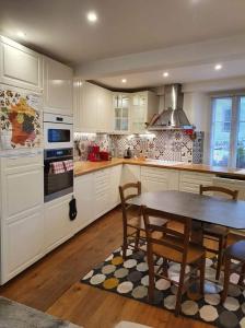 Η κουζίνα ή μικρή κουζίνα στο Chamonix Hyper centre . terrasse vue mont blanc . parking