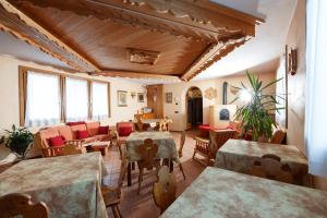 A seating area at Hotel Villa Rina