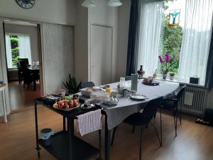 uma mesa com fruta na sala de estar em De Herberg em Elim
