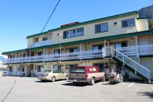 a large building with cars parked in a parking lot at Best Continental Motel in Hope