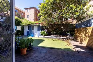 een tuin met een gazon in het midden van een tuin bij Chic Bondi Beach Pad in Sydney