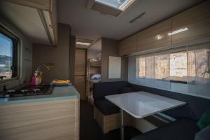 Kuchyň nebo kuchyňský kout v ubytování Itav Bateva Caravans - ייטב בטבע קרוואנים