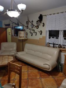シュクラルスカ・ポレンバにある"Jackowa Chata"のリビングルーム(白いソファ、テーブル付)