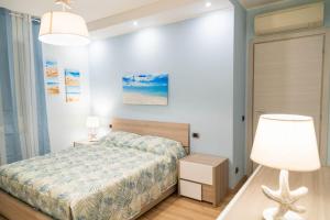 een slaapkamer met een bed en een lamp bij SAREMY - Home Sweet Home in Paderno Dugnano
