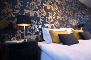 Un pat sau paturi într-o cameră la Grand Canal Boutique Hotel