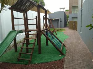 um parque infantil com uma escada e um escorrega em Beach Refuge em Imbassaí