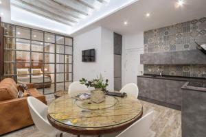 Una cocina y un comedor con mesa y sillas. en Loft Gracia- CTH Granada, en Granada 5 fotos más