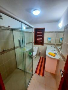 y baño con ducha, lavabo y aseo. en Villa Serena, en Canoa Quebrada