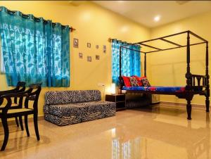 a living room with a bed and a couch at Casa Aluizio in Assagao