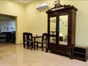 a dining room with a table and chairs at Casa Aluizio in Assagao