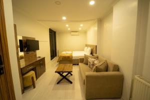 A seating area at Zin Hotel İstanbul