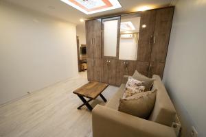 A seating area at Zin Hotel İstanbul