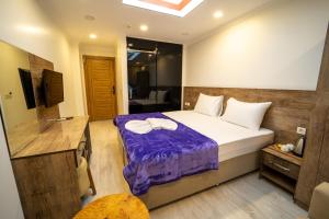 A television and/or entertainment centre at Zin Hotel İstanbul