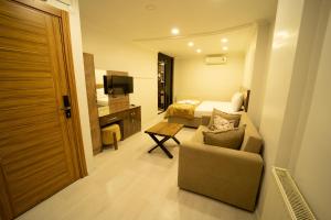 A television and/or entertainment centre at Zin Hotel İstanbul