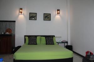 Foto de la galería de THE CLASSIC-Hostel-apartment-Standard Room en Weligama