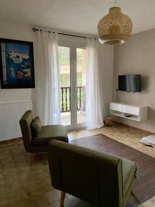 TV a/nebo společenská místnost v ubytování Studio lumineux en bordure de verdon
