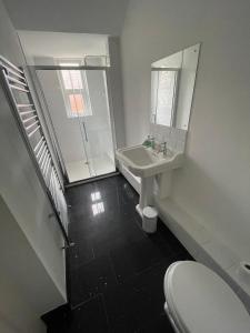 A bathroom at Lovely 2 Bedroom Flat Wifi Close to the beach