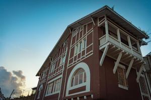 a brown building with a balcony on the side of it at Chocolate Manor House Hotel Boutique in Viña del Mar