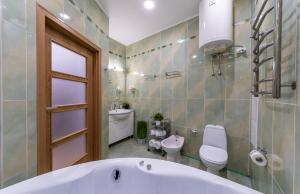Phòng tắm tại Khreschatyk. Independence Sq. 2 BR +11 ảnh
