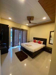 een slaapkamer met een groot bed in een kamer bij Aroma Residency in Mahabaleshwar