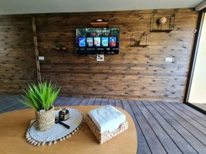 a table in a room with a tv on a wall at נופש אזאר-וילה in ‘Isfiyā
