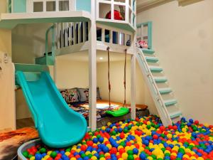 una sala giochi con un mucchio di palle di 墾丁舍廷親子會館 KT13 Hotel a Nanwan