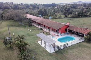 una vista aérea de una casa con piscina en Pousada Elementais do Rosa en Praia do Rosa