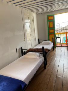 Ένα ή περισσότερα κρεβάτια σε δωμάτιο στο Palma de Cera Hostal +15 φωτογραφίες