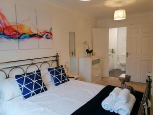 um quarto com uma cama com toalhas em Luxury Modern 2 Bed Apartment, FREE UNDERCROFT PARKING FOR 1 CAR em Southampton