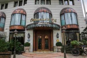 イスタンブールにあるOttoman's Life Hotel S Classの表札のある建物