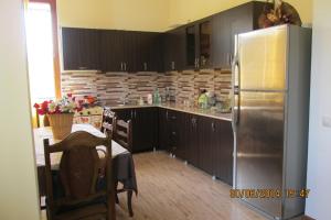 Kuchyň nebo kuchyňský kout v ubytování Guest House Lviv Грузия